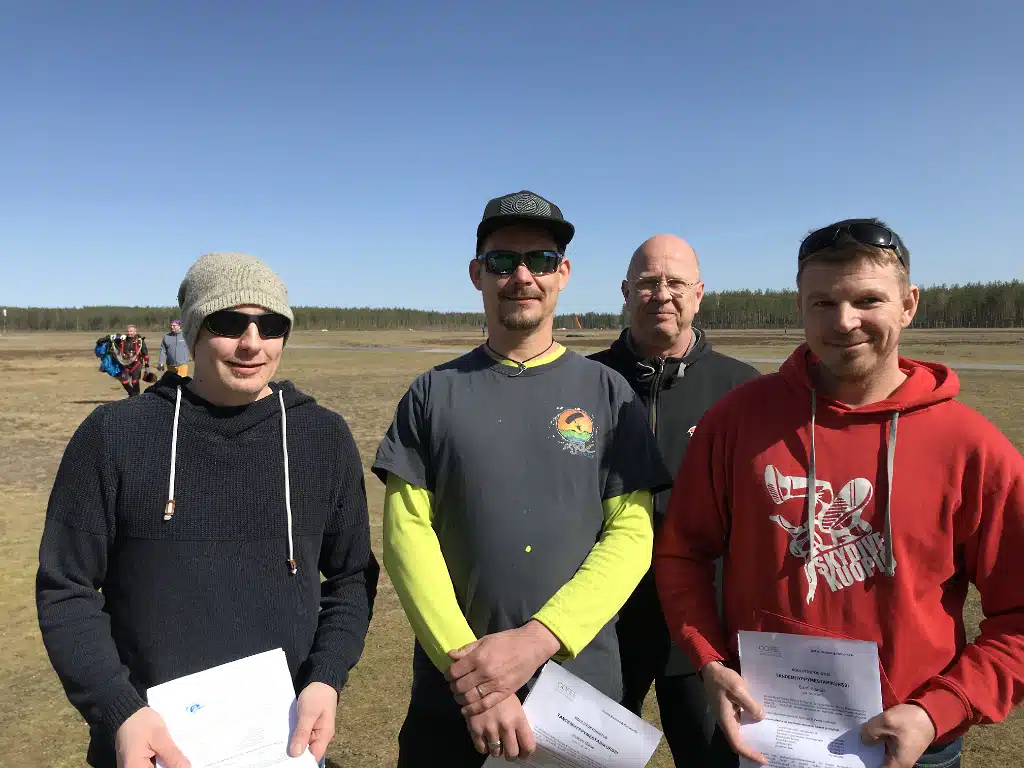 saas-38 Tandemhyppymestarikurssi todistukset kädessä – Oopee Ratings & Rigging